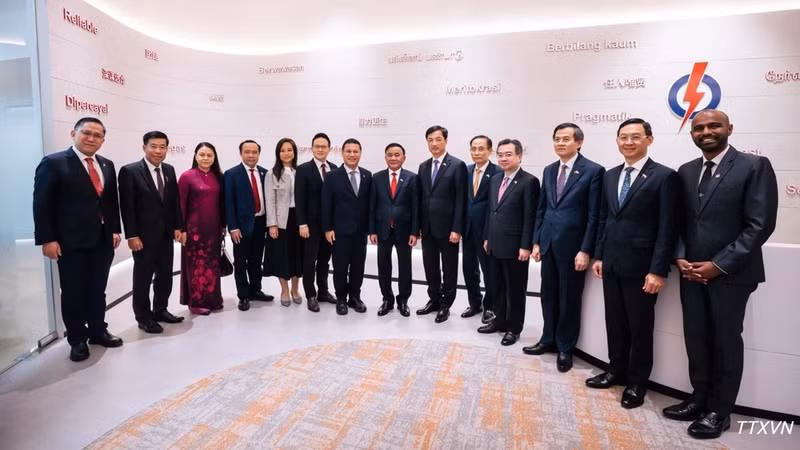 Vietnamese and Singaporean officials at the meeting on August 24 (Photo: VNA)