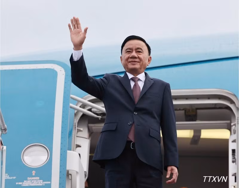 Member of the Political Bureau and Permanent Member of the Secretariat of the Communist Party of Viet Nam (CPV) Central Committee Tran Cam Tu leaves Ha Noi on August 24 morning for a two-day official visit to Singapore where he will co-chair the first Viet Nam-Singapore Strategic Dialogue between the CPV and People’s Action Party (PAP) of Singapore. (Photo: VNA)