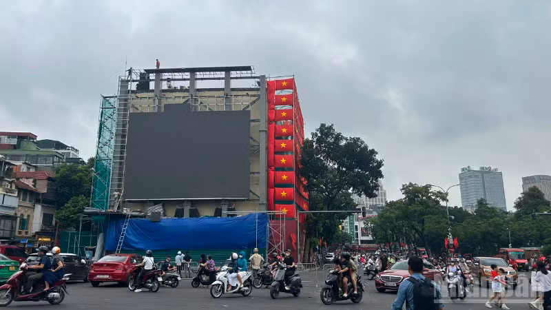 Ha Noi will use 285 LED screens to enable citizens to conveniently follow the celebration, parade and march. (Photo: LE DUC)
