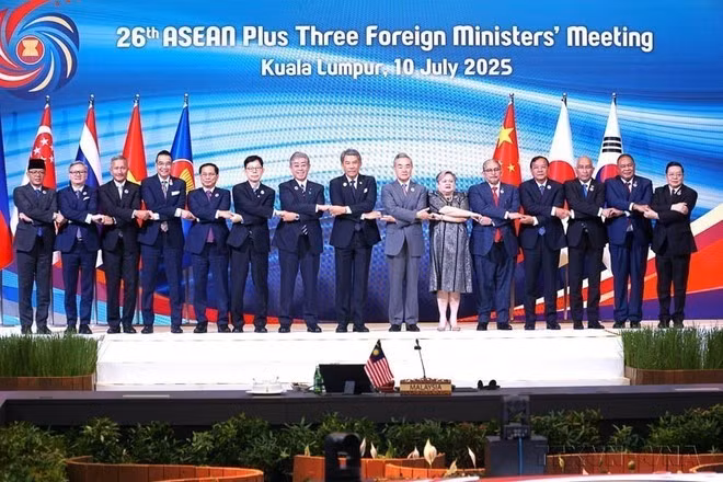 Deputy Prime Minister and Minister of Foreign Affairs Bui Thanh Son (fifth, left) with ASEAN Ministers at the 26th ASEAN Plus Three Foreign Ministers' Meeting in Kuala Lumpur, Malaysia, on July 10, 2025. (Photo: VNA)
