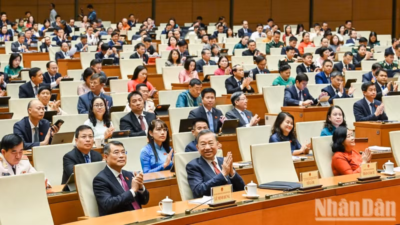 Party General Secretary and President To Lam, Prime Minister Le Minh Hung, and delegates attend the closing session of the first extraordinary sitting of the 16th National Assembly. (Photo: nhandan.vn)