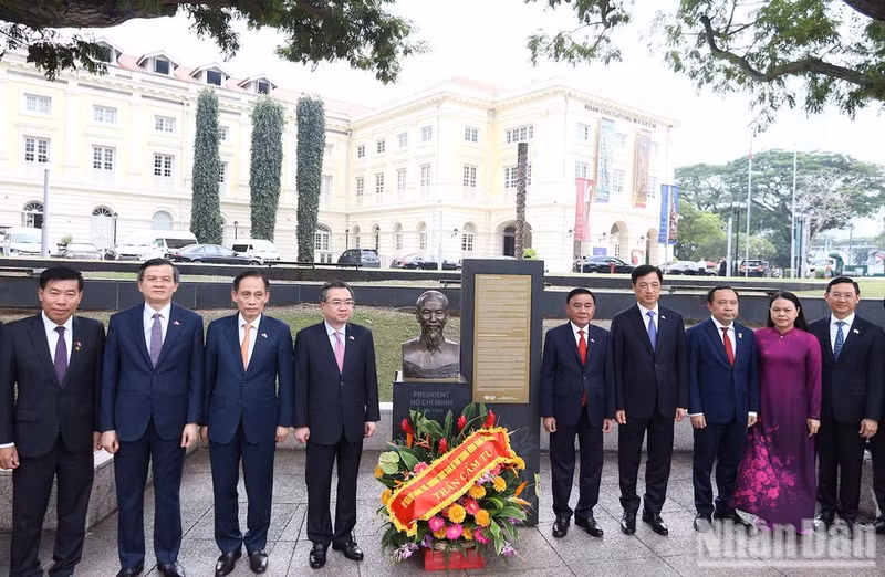 Politburo member and Permanent member of the Communist Party of Viet Nam (CPV) Central Committee’s Secretariat Tran Cam Tu (5th from right) and the high-ranking CPV delegation in a group photo next to the statue and memorial plaque dedicated to President Ho Chi Minh within the campus of the Asian Civilisations Museum in Singapore on August 24, 2026. (Photo: NDO)