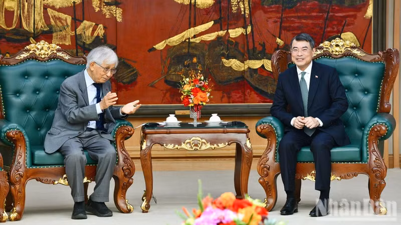 PM Le Minh Hung (R) welcomes Prof. Tran Thanh Van and his spouse Prof. Le Kim Ngoc on August 24. (Photo: nhandan.vn)