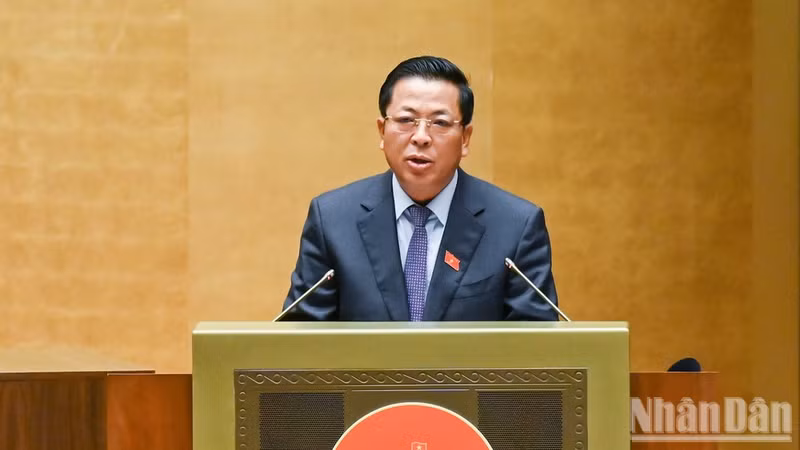 Minister of Construction Tran Hong Minh delivers an explanatory and revised report before the National Assembly votes for approval. (Photo: DUY LINH)