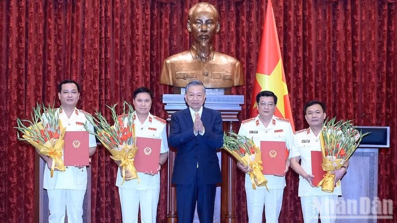 General Secretary of the Communist Party of Viet Nam Central Committee and President To Lam (centre) presents appointment decisions to four officials as procurators of the Supreme People's Procuracy on August 24. (Photo: VNA)