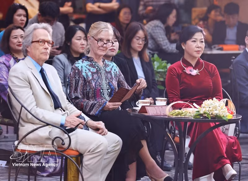 Ngo Phuong Ly (right), spouse of Party General Secretary To Lam, and Duke of Richmond Charles Henry Gordon-Lennox and his spouse enjoy Vietnamese tea and special performances at the Viet Nam National Fine Arts Museum on February 24. (Photo: VNA)