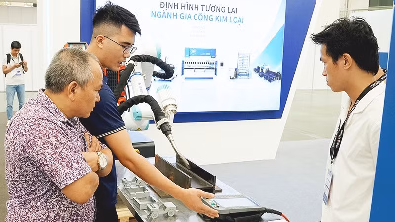 Businesses explore new technologies to strengthen supplier capabilities and increase domestic value added. (Photo: NGUYEN NAM)