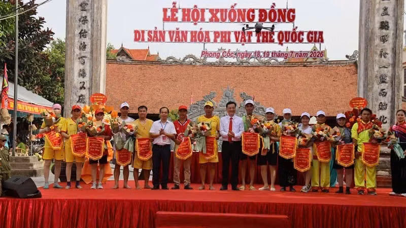 The organising committee presents commemorative flags to teams participating in the field-opening festival.
