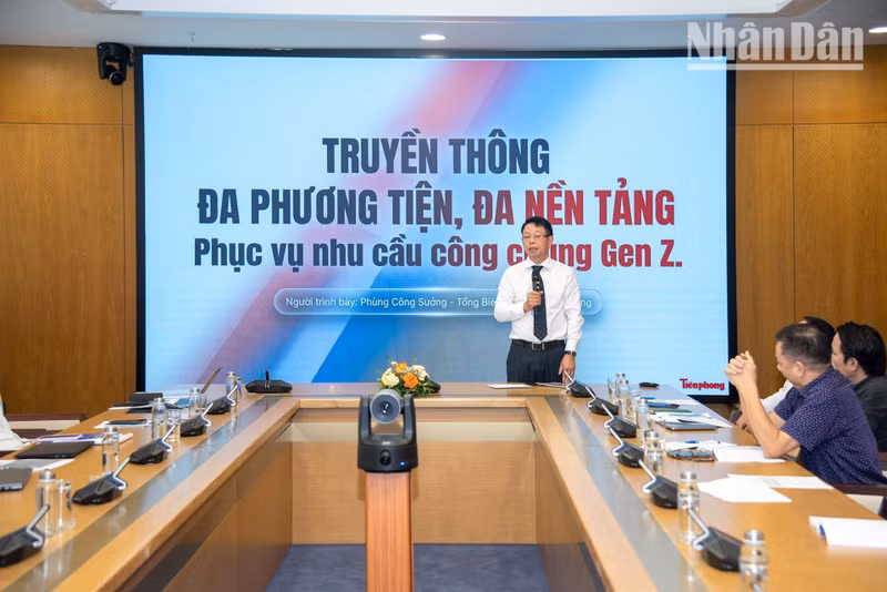 Journalist Phung Cong Suong of Tien Phong Newspaper shares challenges in reaching Gen Z readers.
