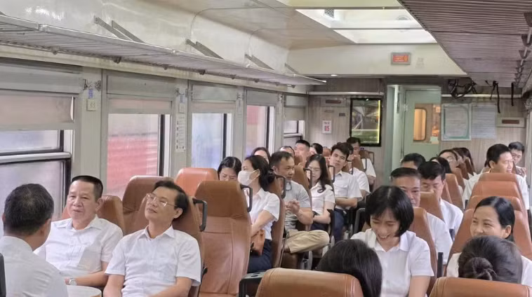 Railway officials, workers and employees conduct a trial run of the Ha Noi–Phu Ly train service ahead of its official launch. (Photo: nhandan.vn)