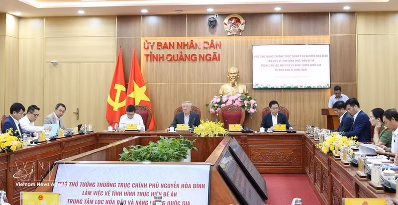 At the working session between Standing Deputy Prime Minister Nguyen Hoa Binh and authorities of central Quang Ngai province (Photo: VNA)