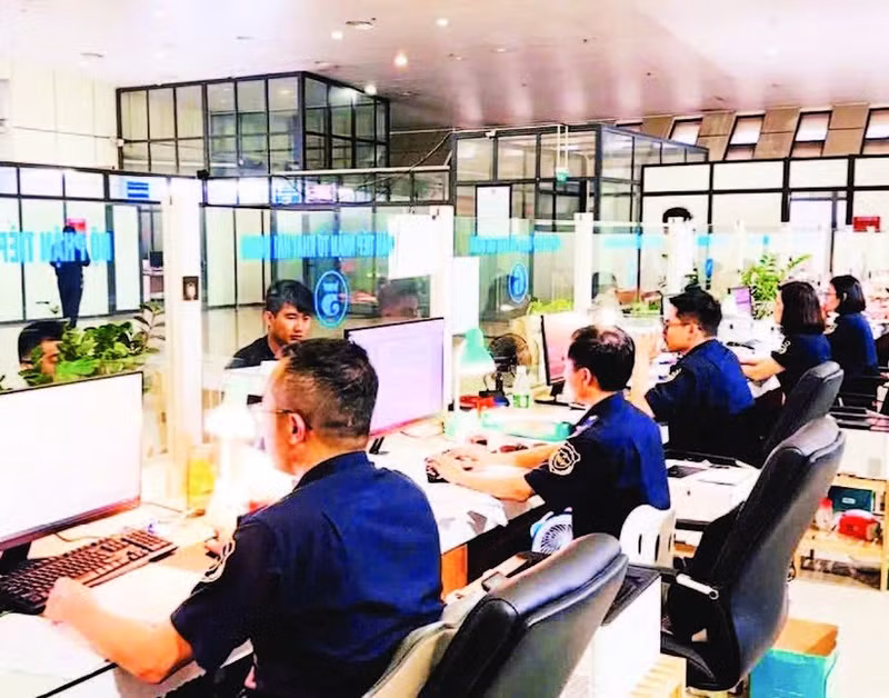 Customs clearance counter at the Inter-Agency Office of Huu Nghi International Border Gate, Lang Son Province. (Photo: nhandan.vn)