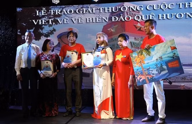 Vietnamese Ambassador to Germany Vu Quang Minh (first, left) and three first-prize winners of the “For the Homeland’s Seas and Islands” writing and painting contest. (Photo: VNA)
