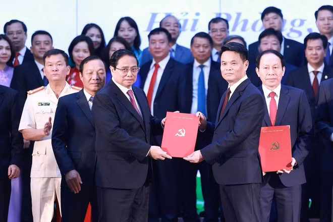 Prime Minister Pham Minh Chinh presents the Politburo's decision to appoint the new Deputy Secretary of the Hai Phong city Party Committee for the 2020-2025 tenure to Le Ngoc Chau. (Photo: VNA)