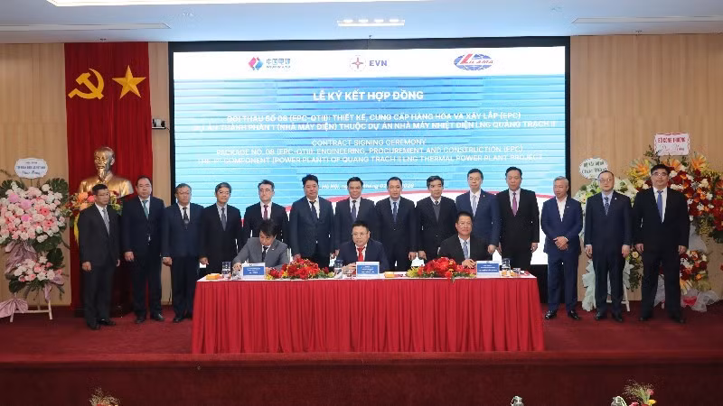 Overview of the signing ceremony.