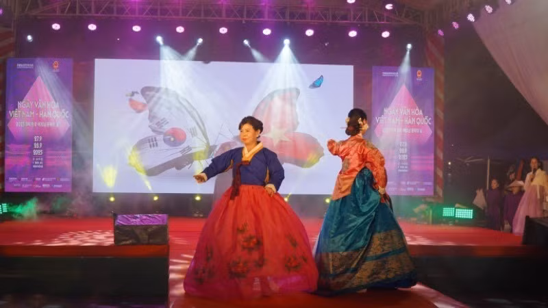 The event takes place on September 27–28 at central venues, attracting officials, artists, businesses and large numbers of the public.