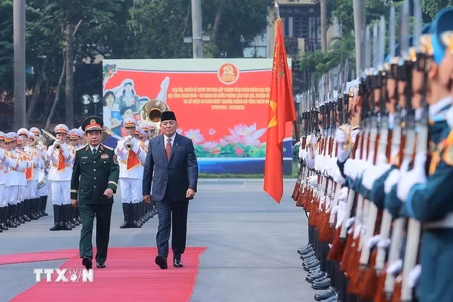 Minister of National Defence General Phan Van Giang (right) and his Indonesian counterpart Sjafrie Sjamsoeddin review the guard of honor of the Viet Nam People's Army at the welcome ceremony for the latter in Ha Noi on July 30. (Photo: VNA)
