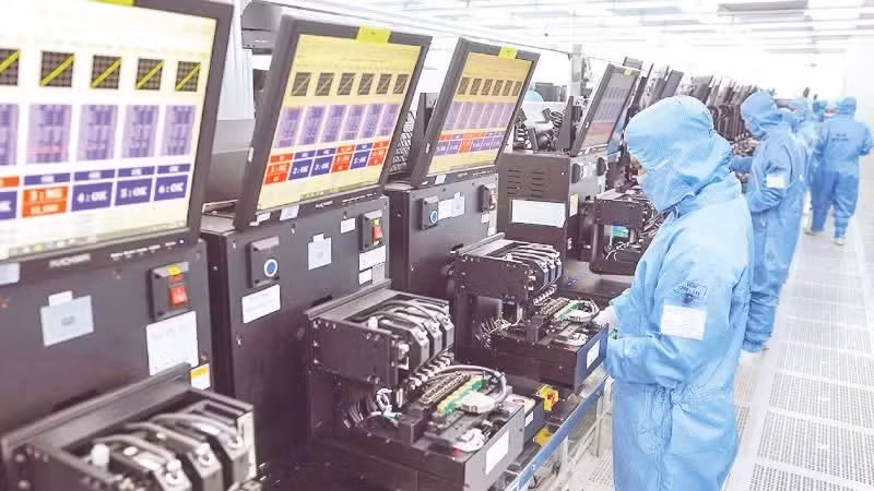 A production line for camera modules and electronic components for export at the factory of MCNEX VINA Co., Ltd. (wholly owned by Korean investors) in Phuc Son Industrial Park, Ninh Binh Province. (Photo: VU SINH)