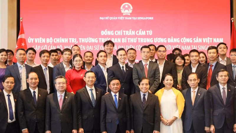 A large number of overseas Vietnamese and embassy staff attend the gathering. 