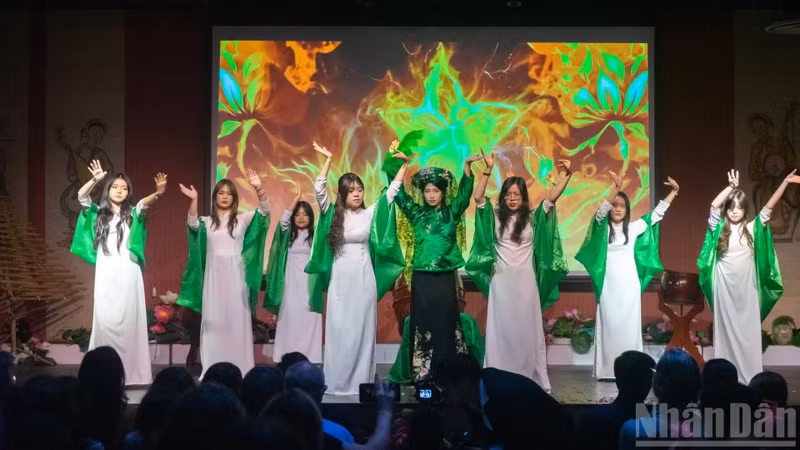The performance “Co Doi Thuong Ngan”, staged and performed by young Vietnamese people, received an enthusiastic response from the audience.