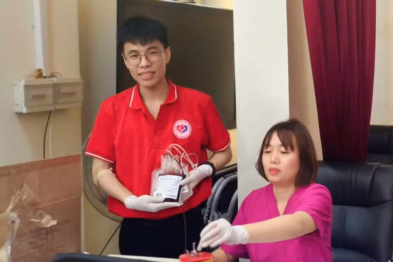 For nearly 10 years, Nguyen Viet Hoang from Quang Ninh has donated blood voluntarily 40 times.