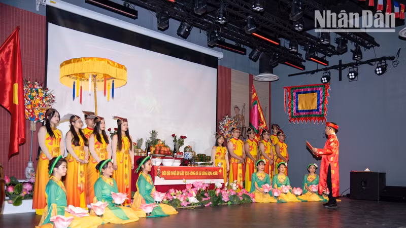 Dinh Ngoc Duc, Director of the Viet Nam Cultural Centre in France and master of the incense-offering ceremony in memory of the Hung Kings, read the commemorative oration.