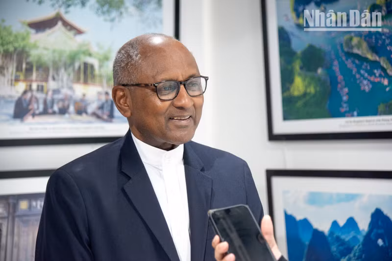 Firmin Edouard Matoko, former Assistant Director-General for External Relations and Africa of UNESCO, said: “I am greatly honoured to attend this traditional ceremony of the Vietnamese people today. It is an extremely important event reflecting the Vietnamese tradition of gratitude to one’s roots, and it also helps strengthen solidarity within the community.”