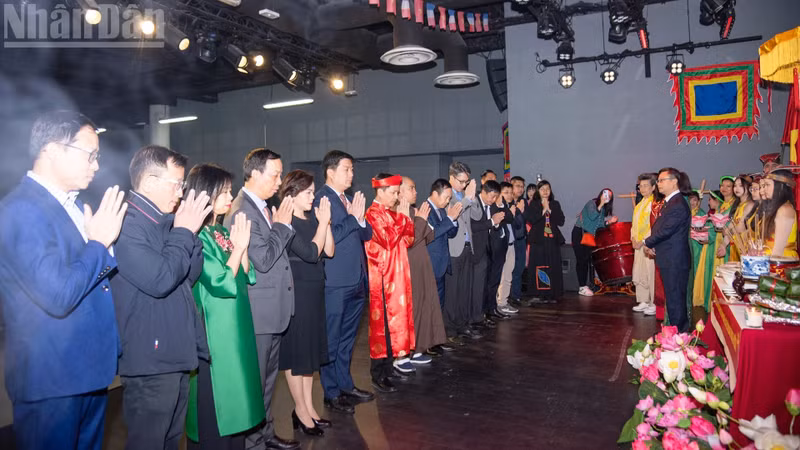 Representatives of Vietnamese missions in France also offered incense in tribute to the Hung Kings.