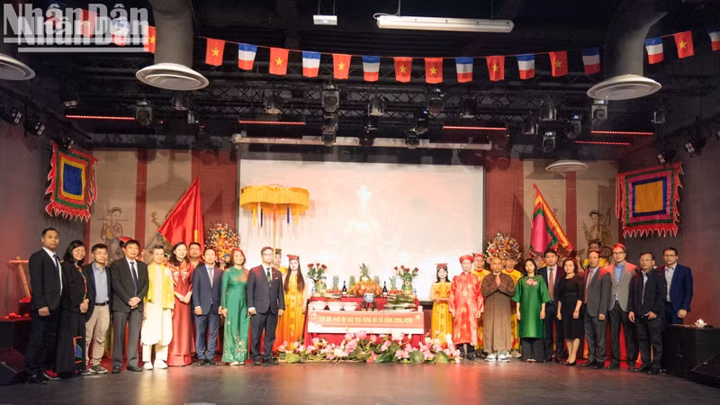 The ceremony was not only an occasion to remember and honour the ancestors, but also a bridge connecting the community, helping preserve and spread Vietnamese cultural values to future generations and international friends.