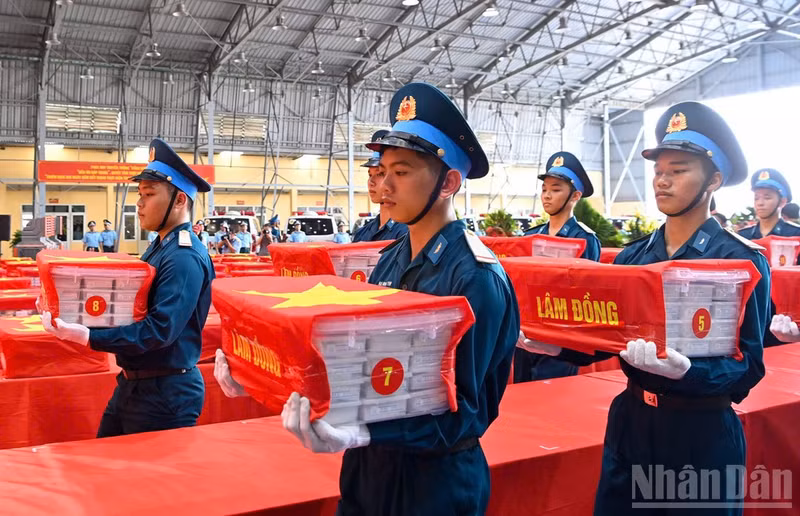 Ceremony marking the transfer of samples of martyrs’ remains collected from provinces and cities from an aircraft at Gia Lam Airport in Ha Noi on September 11, 2026, for handover and DNA testing. (Photo: THE DAI)
