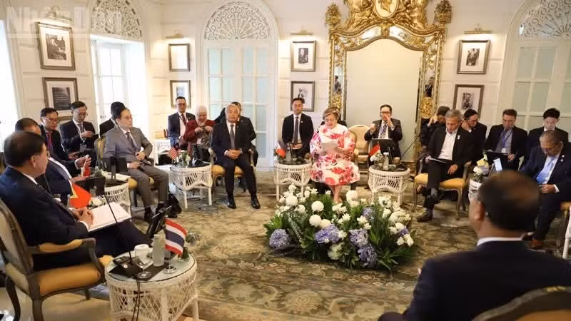 Vietnamese Minister of Foreign Affairs Le Hoai Trung (front, second from left), other foreign ministers of ASEAN and their Myanmar counterpart attend an informal meeting in Bangkok on July 12. (Photo: VNA)