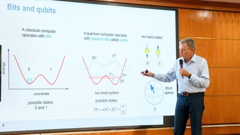 Prof. Alexey Ustinov, a quantum technology expert, exchanges academic views at the first “Meeting Ha Noi” scientific workshop on quantum technology held by Viet Nam National University, Ha Noi. (Photo: DIEP NGOC)