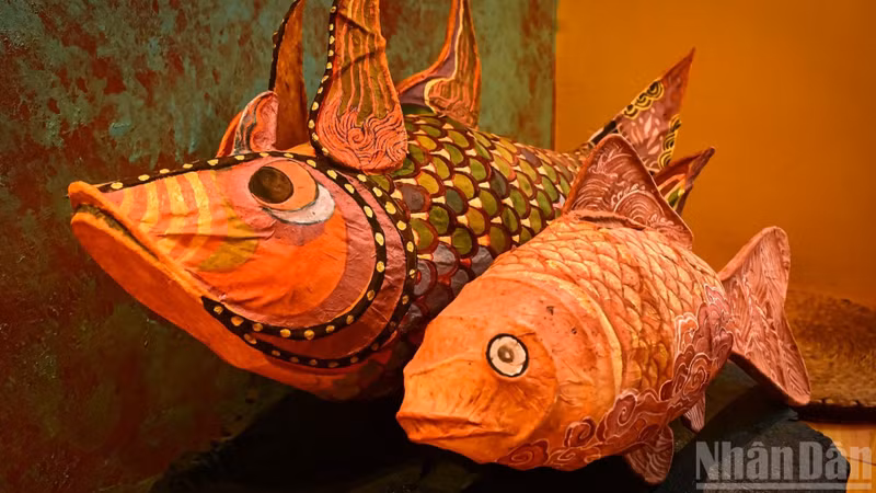 The “Carp Transforming into Dragon” Mid-Autumn lantern made of do paper at the art exhibition “Lam”.