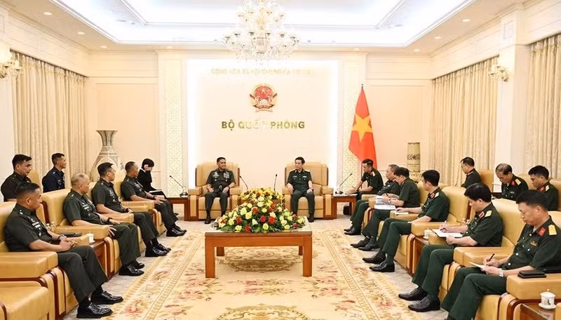 Vietnamese Deputy Prime Minister and Minister of National Defence General Phan Van Giang (centre, right) and General Romeo Brawner Jr., Chief of Staff of the Armed Forces of the Philippines, at their meeting in Ha Noi on June 3, 2026. (Photo: qdnd.vn)