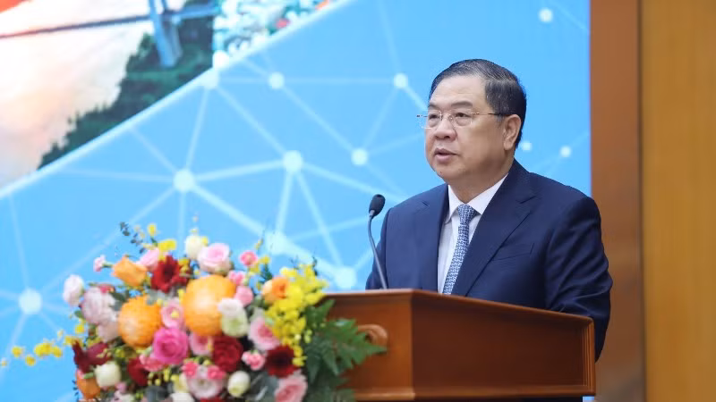Permanent Deputy Prime Minister Pham Gia Tuc delivers a directive speech at the conference.