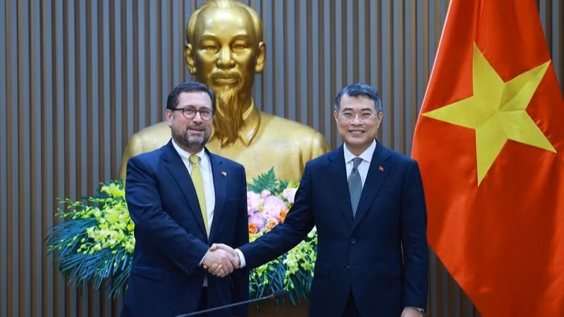 Prime Minister Le Minh Hung (R) welcomes Chilean Foreign Minister Francisco Pérez Mackenna in Ha Noi on August 24. (Photo: VNA)