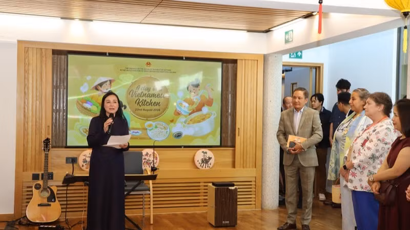 Dang Tu Anh, spouse of the Vietnamese Ambassador to the UK, introduces Vietnamese culinary culture to guests attending the “A Day in a Vietnamese Kitchen” event. (Photo: VNA)