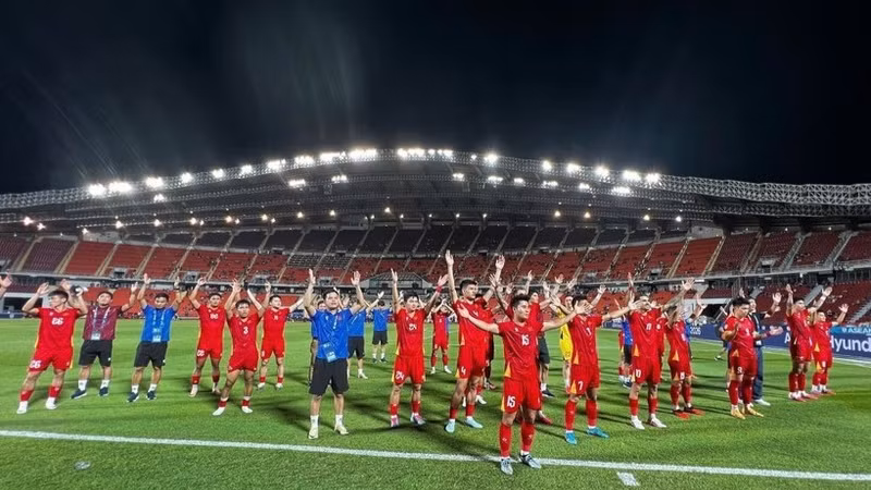 Vietnamese players celebrate with fans. (Photo: VNA)