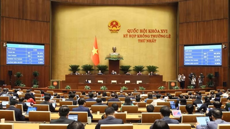 The 16th National Assembly on August 24 approve a resolution reducing personal and corporate income taxes for individuals, business households and enterprises. (Photo: VNA)