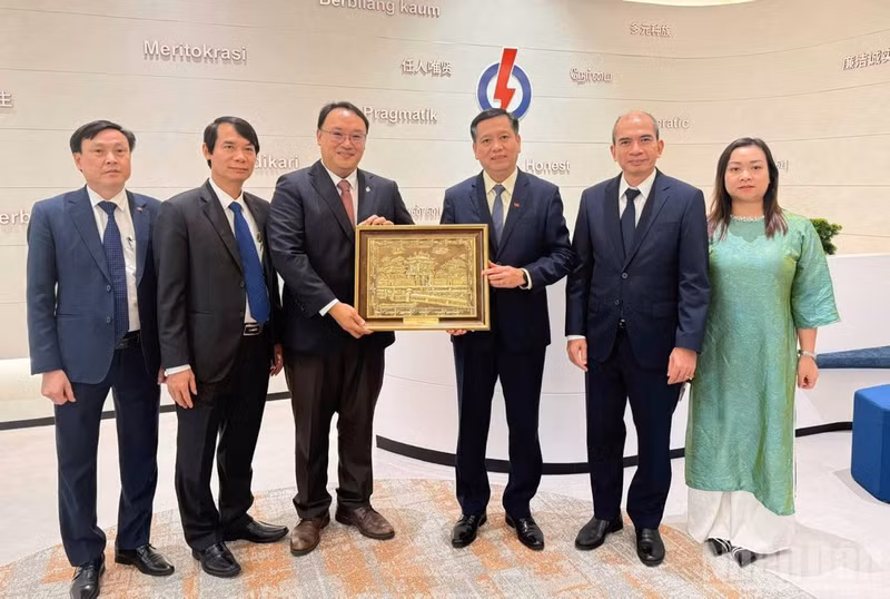 Nguyen Long Hai, Party Central Committee Member and Permanent Deputy Secretary of the Party Committee of Central Partsy Agencies, and the delegation meet representatives of the leadership of Singapore’s People’s Action Party. (Photo: DANG TIEN)
