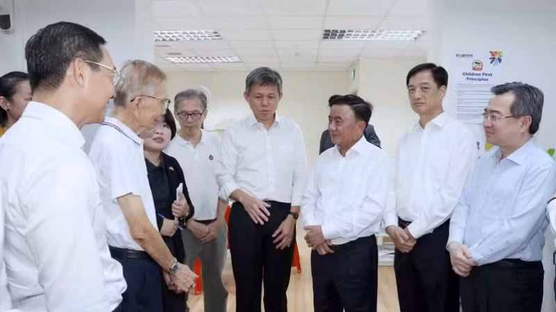 Politburo member and Standing Member of the CPV Central Committee’s Secretariat Tran Cam Tu (third from right), together with Vietnamese and Singaporean officials, visits a meet-the-people session branch of the People’s Action Party on August 24. (Photo: VNA)