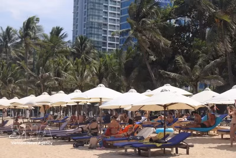 Russian tourists enjoy their time on a beach in Nha Trang, Khanh Hoa province. (Photo: VNA)