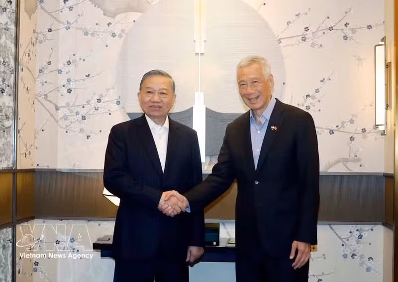 General Secretary of the Communist Party of Viet Nam Central Committee and State President To Lam (left) and Lee Hsien Loong, Senior Minister, senior advisor to the People's Action Party, and former Prime Minister of Singapore. (Photo: VNA)