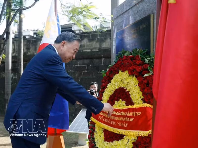Party General Secretary and State President To Lam lays a wreath at the President Ho Chi Minh monument in the ASEAN Garden in Intramuros Old Town, Manila, on May 31 afternoon. (Photo: VNA)