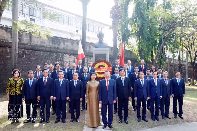 Party General Secretary and State President To Lam, his wife Ngo Phuong Ly and officials of Viet Nam besides the President Ho Chi Minh monument in the ASEAN Garden in Intramuros Old Town, Manila (Photo: VNA)