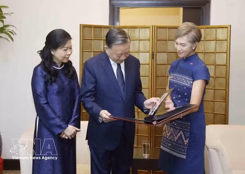 Seeing off the Vietnamese delegation at Changi International Airport on May 31 morning, Singapore's Minister for Digital Development and Information Josephine Teo (right) presents Party General Secretary and State President To Lam and his wife with an album of photographs documenting their activities in Singapore. (Photo: VNA)