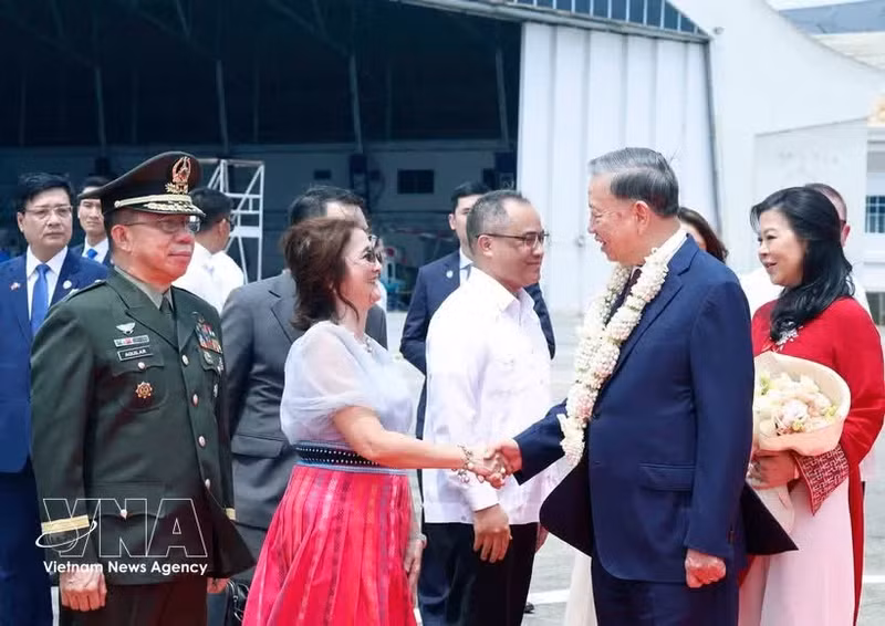Party General Secretary and State President To Lam and his spouse Ngo Phuong Ly are welcomed at Villamor Airbase on May 31 afternoon. (Photo: VNA)