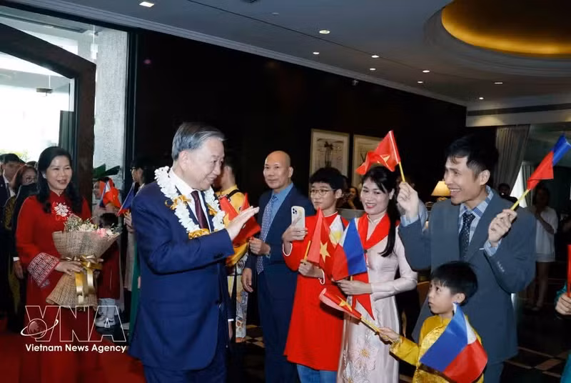Representatives of the Vietnamese Embassy and community in the Philippines welcome Party General Secretary and State President To Lam and his spouse at Villamor Airbase on May 31 afternoon. (Photo: VNA)