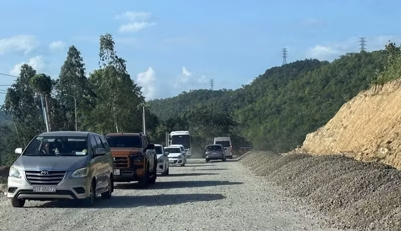 At the construction site of the project to upgrade National Highway 28B connecting Da Lat city with Phan Thiet city. (Photo: VNA)