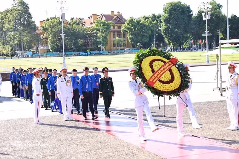 Delegates to the 13th National Congress of the Ho Chi Minh Communist Youth Union pay tribute to President Ho Chi Minh at the late leader's mausoleum in Ha Noi on June 24, 2026. (Photo: VNA)